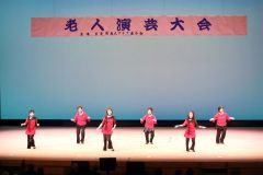 友情出演でレクダンスを披露した町シニア学級下音更学級のメンバーら
