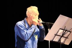 ハーモニカで「丘を越えて」を演奏する鎮錬老人クラブの茂古沼満さん
