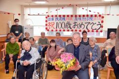 本田町長から内閣総理大臣の祝い状などを伝達された沼澤さん（前列右）。前列左は五味さん
