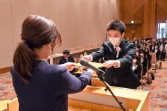卒業証書を受け取る卒業生
