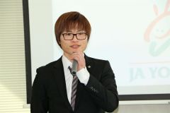 新部長に選出され、あいさつする村上氏