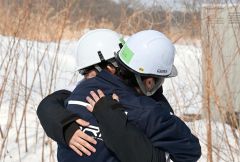 発射成功を確認し、抱き合いながら喜び合う学生（須貝拓也撮影）