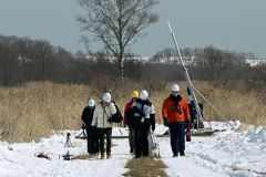 最終チェックを終え、ロケットから離れる学生たち（須貝拓也撮影）
