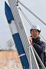発射直前にロケットの調整を行う学生（須貝拓也撮影）