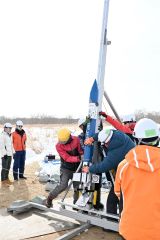 発射台を立ち上げる学生たち学生たち（須貝拓也撮影）
