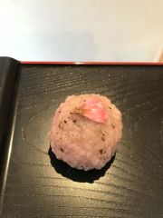 桜花のおはぎは２６０円。四季ごとに、季節のメニューが登場している