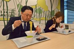 北海道フェアのメニューを味わう職員