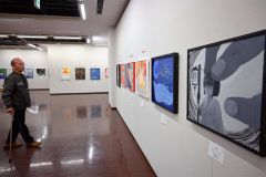 個性が光る高校生の絵画が並ぶ展示会場（７日午前１１時半ごろ、帯広市民ギャラリーで）