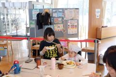 出来上がった料理を試食をする親子