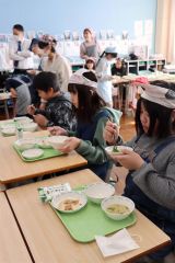 コンポストを活用して育てた野菜を味わう児童。食の循環について学んだ