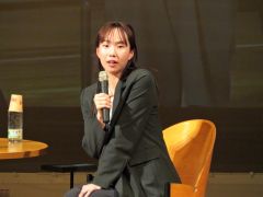 講演する押切さん
