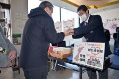 同校のオリジナル商品のレトルトカレーのチャリティー販売会で義援金を募る生徒たち