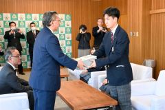 西山村長に募金で集めた７万２０６８円を渡す松金生徒会長（右）