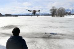 墨の融雪剤を農場に散布するドローン