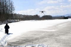 墨の融雪剤を農場に散布するドローン