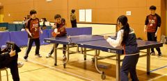 行政区対抗大会で盛り上がる村民たち