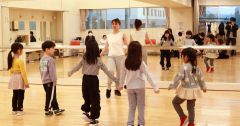 川上さんと一緒に踊る子どもたち