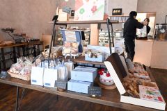 プレゼント用にラッピングされたホワイトデー限定商品が並ぶ（一糸と庭ｃａｆｅ）