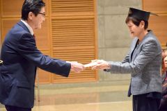 卒業証書を受け取る卒業生