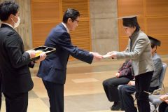 卒業証書を受け取る卒業生