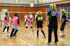 こぼれ話～仮装姿で熱戦　大樹でミニバレーフェス 2