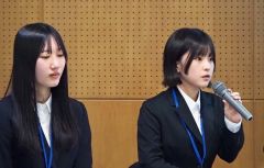 活動の成果を発表する学生