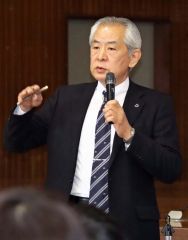 依存性が高く危険な薬物について説明する吉田会長