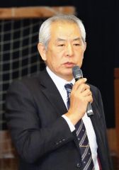 依存性が高く危険な薬物について説明する吉田会長