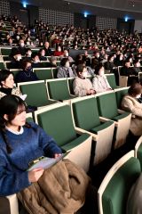 寄贈されたシートに座り、ゆったりと演奏会を楽しむ来場者（８日、金野和彦撮影）