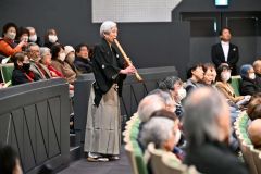 尺八で「追分節考」を披露する関一郎氏（金野和彦撮影）