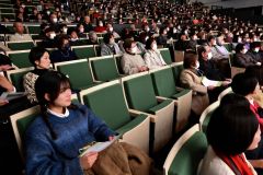 寄贈されたシートに座り、ゆったりと演奏会を楽しむ来場者（８日、金野和彦撮影）