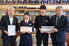 松﨑会長（左）からボールペンを受け取った（左から）石原さん、浦城さん。右は高山校長