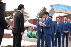 目録を読み上げる池田会長