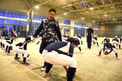 プロの選手も大変だという捕球練習を指導する杉谷拳士さん