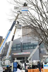 高所作業車を使い、木に設置していたイルミネーションを取り外す様子（９日・ＪＲ帯広駅北側） 3