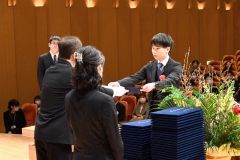 卒業証書を受け取る卒業生