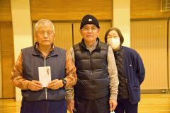 優勝の下陸別Ａ。（左から）野島さん、黒沼尚幸さん、黒沼明美さん