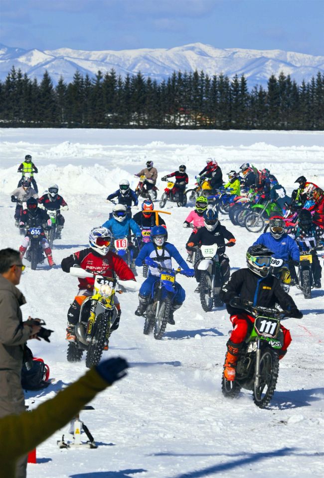 雪煙上げ二輪疾走　札幌の名物レース帯広で再現