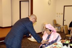 表彰状を贈る飯田町長（左）と棚さん