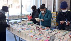 にぎわった「図書交換会」
