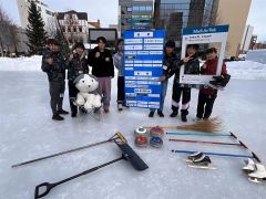 アイスパークプラスを運営した実行委メンバーと市民ボランティアら（実行委提供）