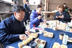 ４品種のサツマイモを使ったスイーツを試食する参加者（１１日午前１１時ごろ、須貝拓也撮影）