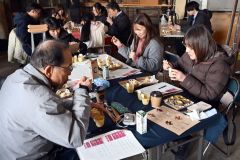 ４品種のサツマイモを使ったスイーツを試食する参加者（１１日午前１０時半ごろ、須貝拓也撮影）