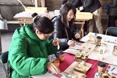 試食後、サツマイモの品種を予想する参加者（１１日午前１０時半ごろ、須貝拓也撮影）