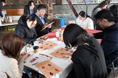 試食後、サツマイモの品種を予想する参加者（１１日午前１０時半ごろ、須貝拓也撮影）