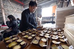 ４品種の十勝産サツマイモを使ったスイーツを食べ比べた試食会（１１日午前１０時１５分ごろ、須貝拓也撮影）
