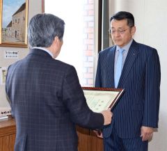 相澤社長（右）に感謝状を手渡す阿部町長