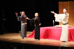 ホールの発展を願い寄席の終わりに三本締めする柳家小里んさん（中央）と三三さん（右）、三之助さん