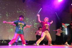 大勢の来場者の前で躍動した「ＤＡＮＣＩＮＧ　ＳＴＡＲＳ」のメンバーたち
