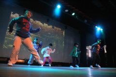 大勢の来場者の前で躍動した「ＤＡＮＣＩＮＧ　ＳＴＡＲＳ」のメンバーたち